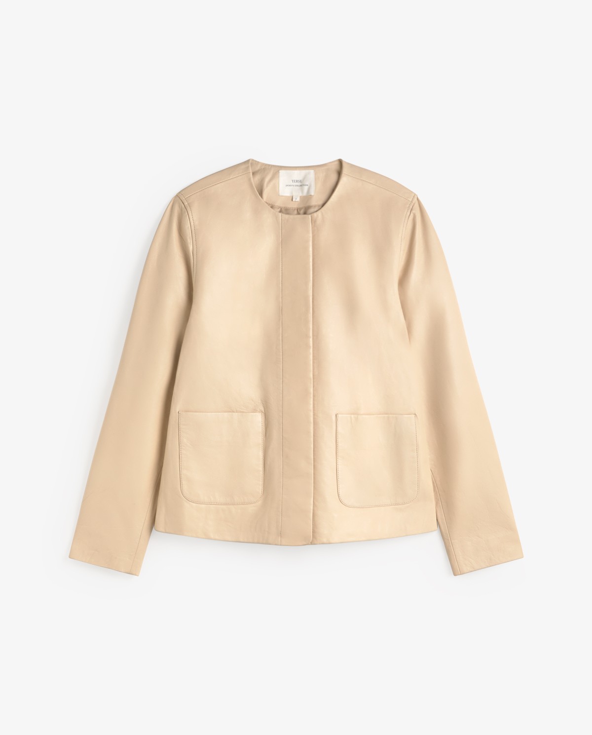 Chaqueta de piel bolsillos plastrón en color crudo, vista frontal con detalle del tejido 9