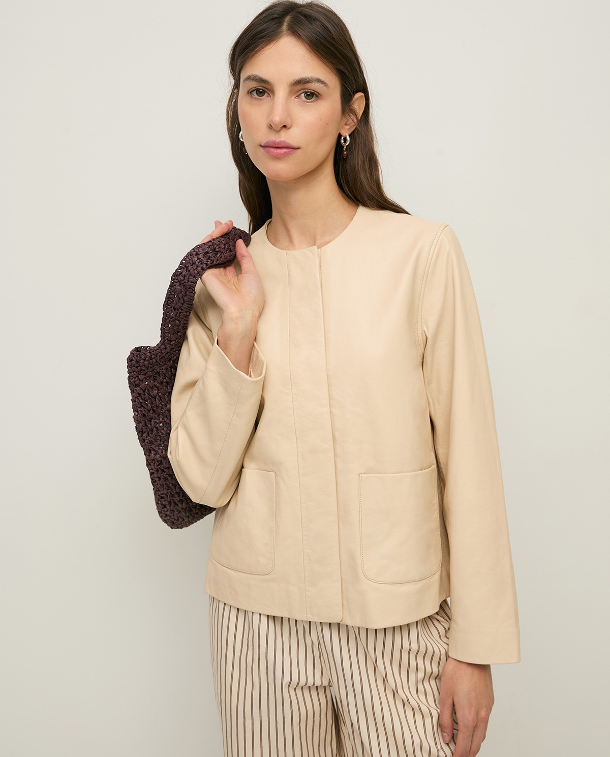 Chaqueta de piel bolsillos plastrón en color crudo, vista frontal con detalle del tejido