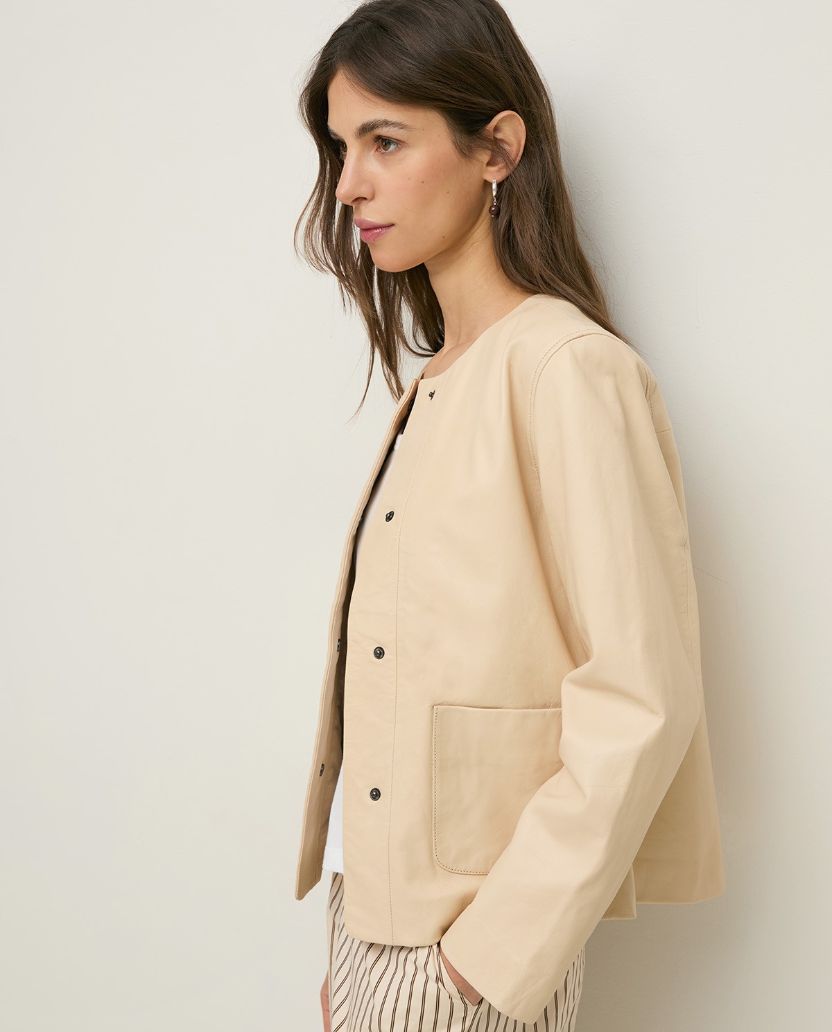 Chaqueta de piel bolsillos plastrón en color crudo, vista frontal con detalle del tejido 2