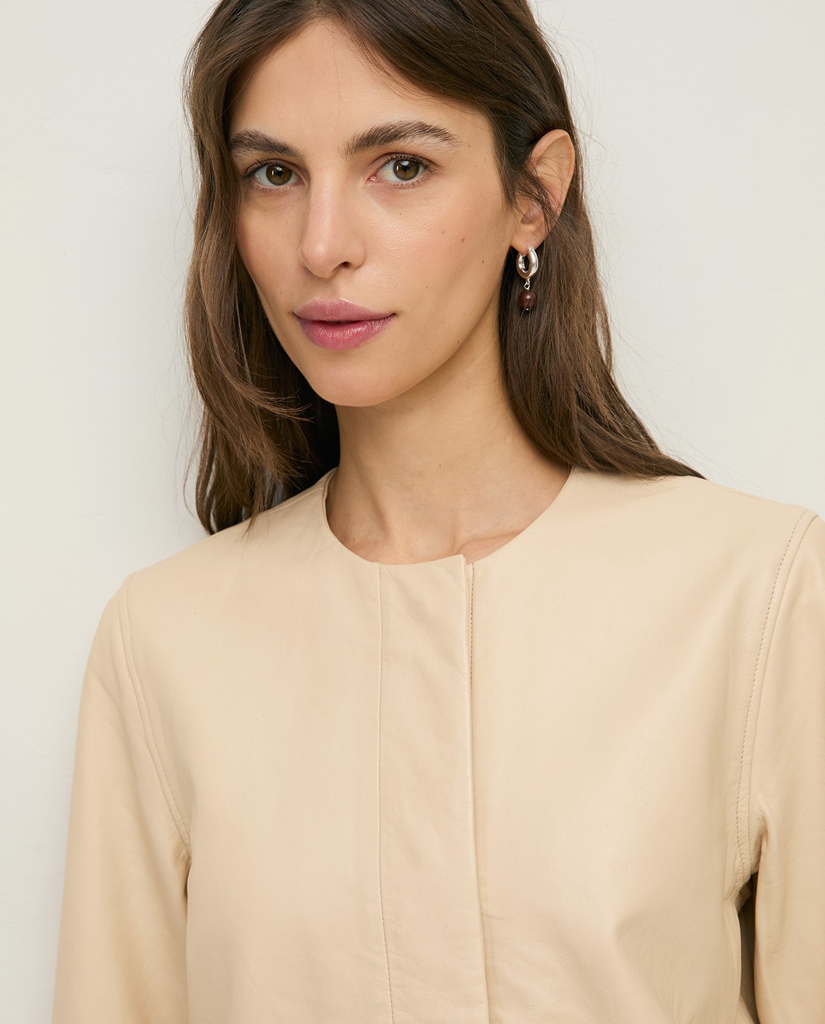 Chaqueta de piel bolsillos plastrón en color crudo, vista frontal con detalle del tejido 1