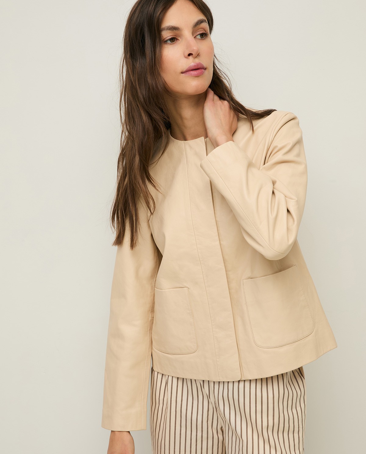 Chaqueta de piel bolsillos plastrón en color crudo, vista frontal con detalle del tejido 3