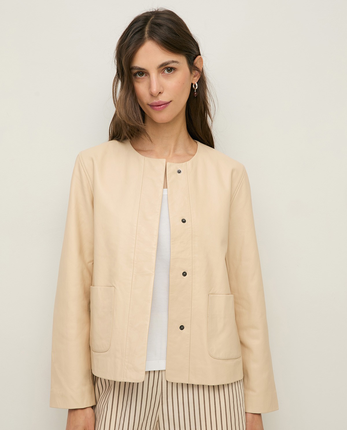 Chaqueta de piel bolsillos plastrón en color crudo, vista frontal con detalle del tejido 4