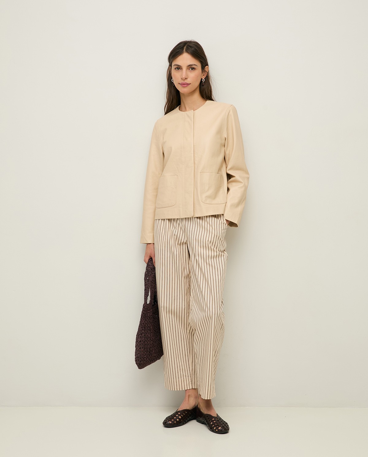 Chaqueta de piel bolsillos plastrón en color crudo, vista frontal con detalle del tejido 6