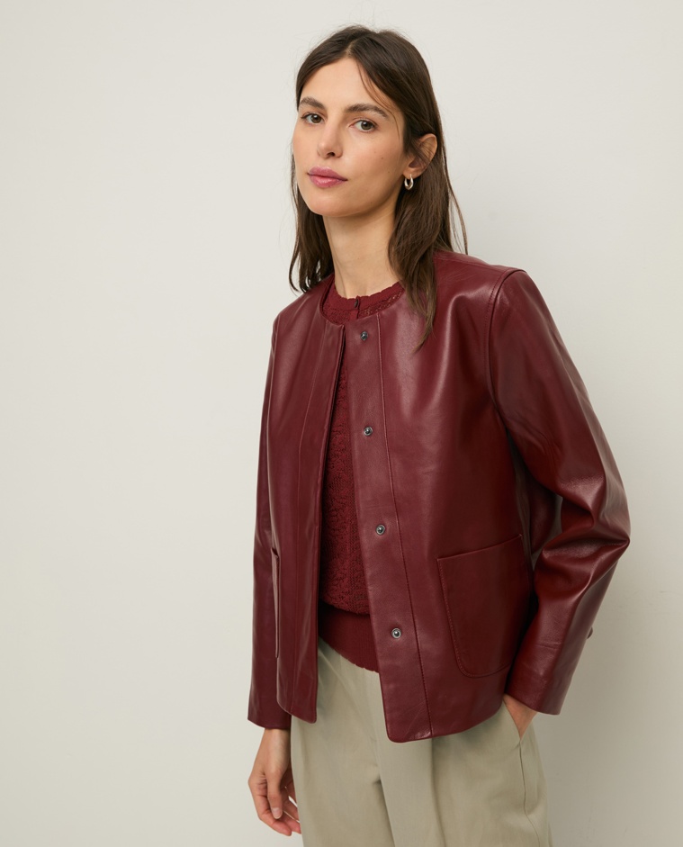 Chaqueta de piel bolsillos plastrón en color burdeos, vista frontal con detalle del tejido