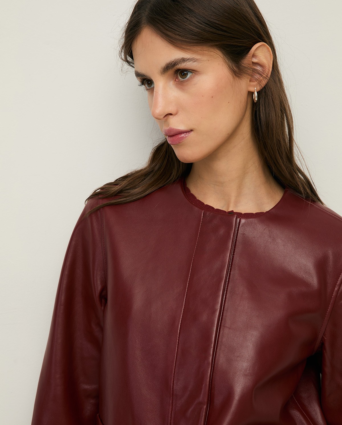 Chaqueta de piel bolsillos plastrón en color burdeos, vista frontal con detalle del tejido 1