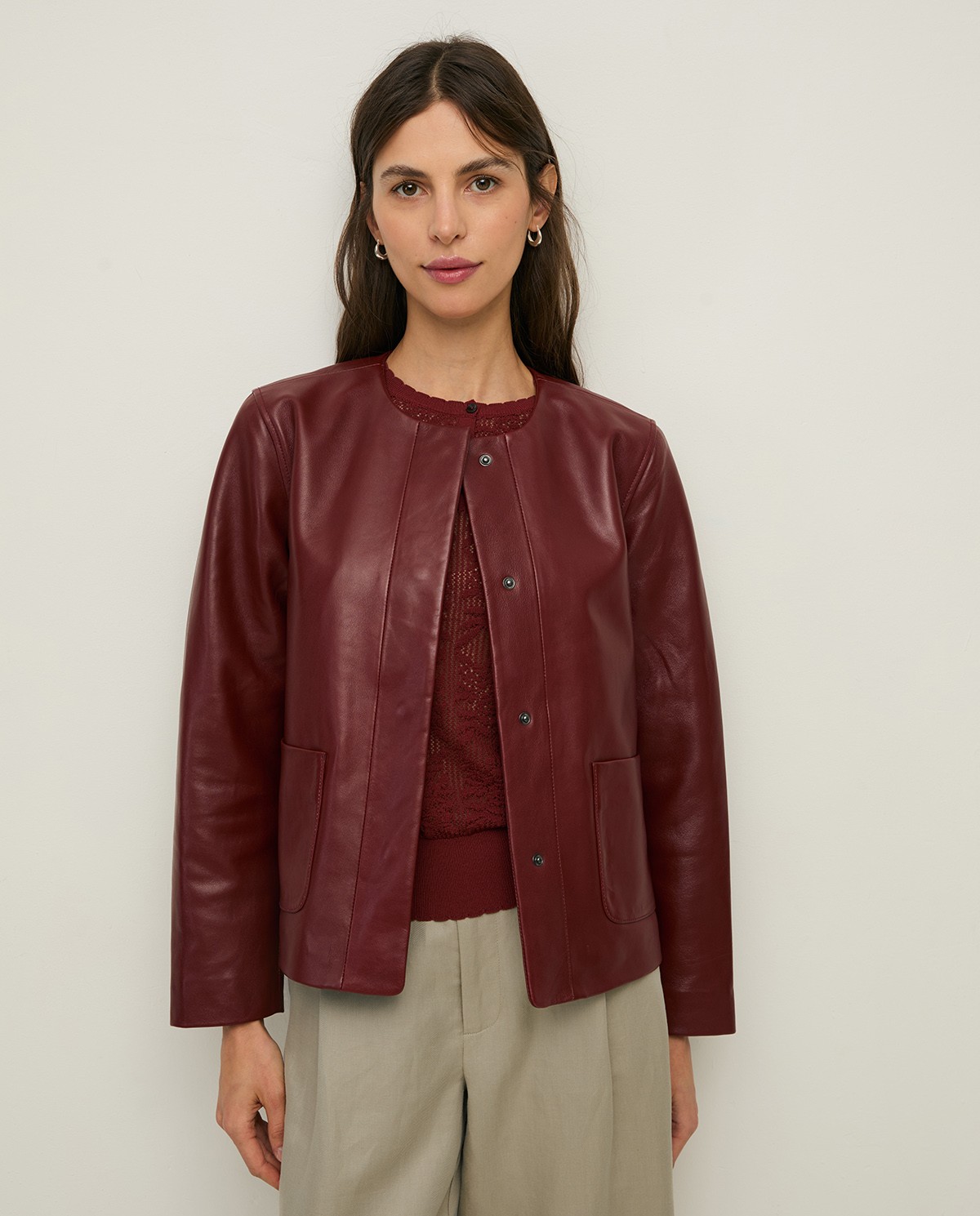 Chaqueta de piel bolsillos plastrón en color burdeos, vista frontal con detalle del tejido 3