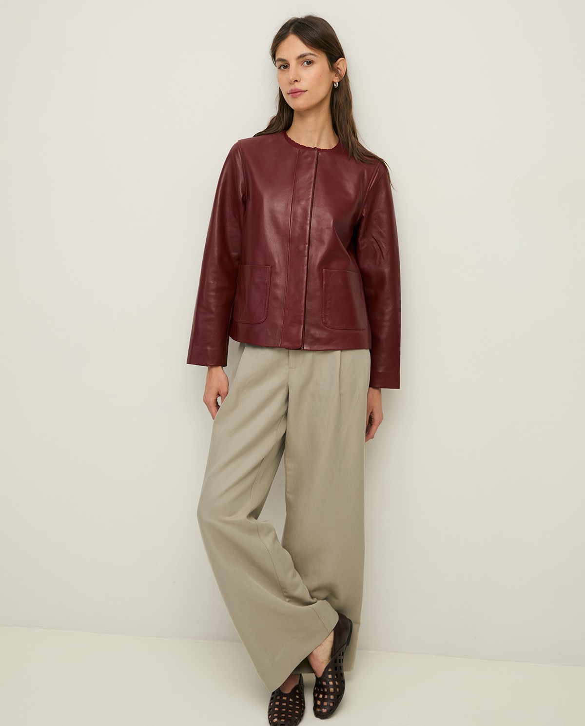 Chaqueta de piel bolsillos plastrón en color burdeos, vista frontal con detalle del tejido 7