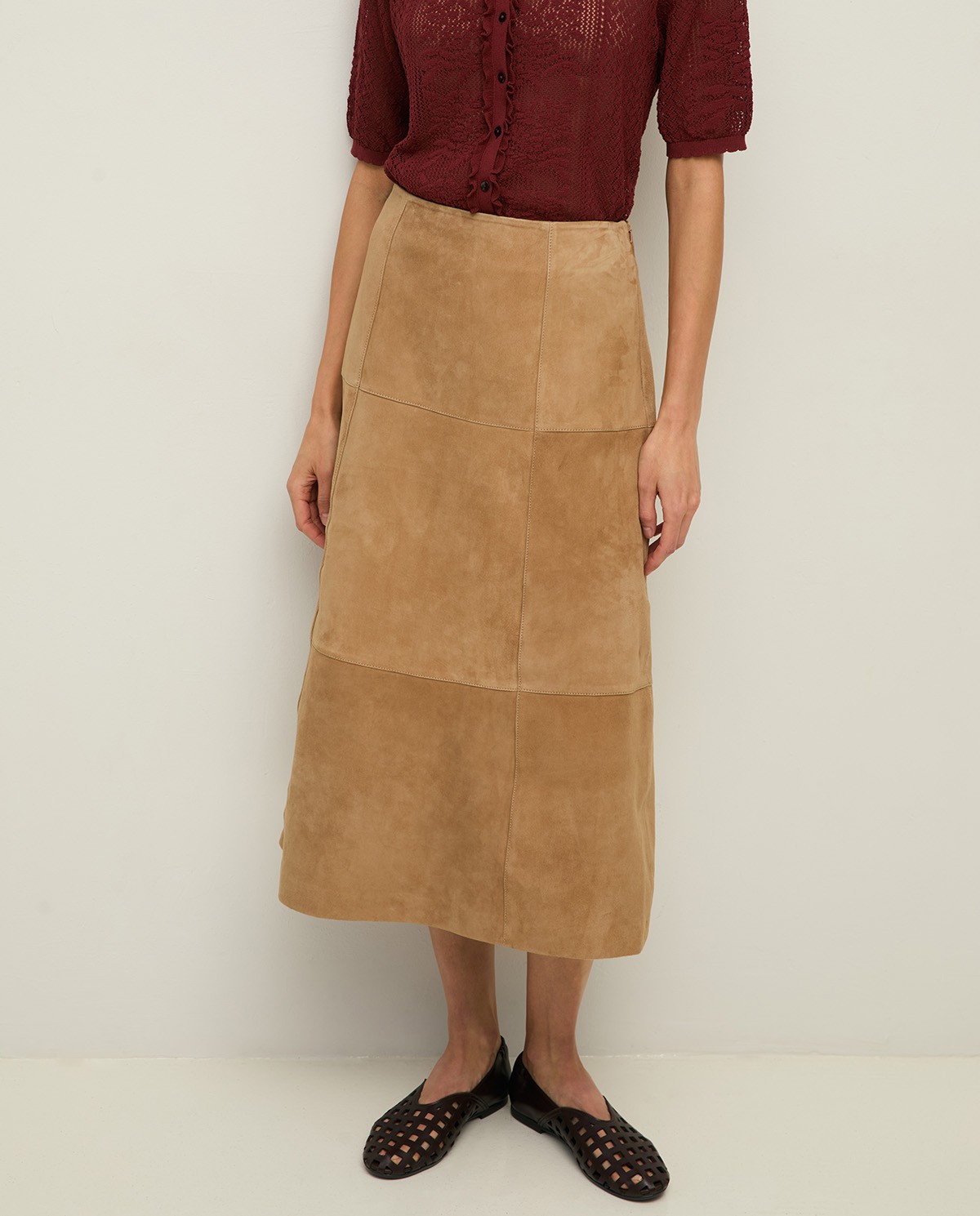 Falda recta piel ante en color camel, vista frontal con detalle del tejido 5