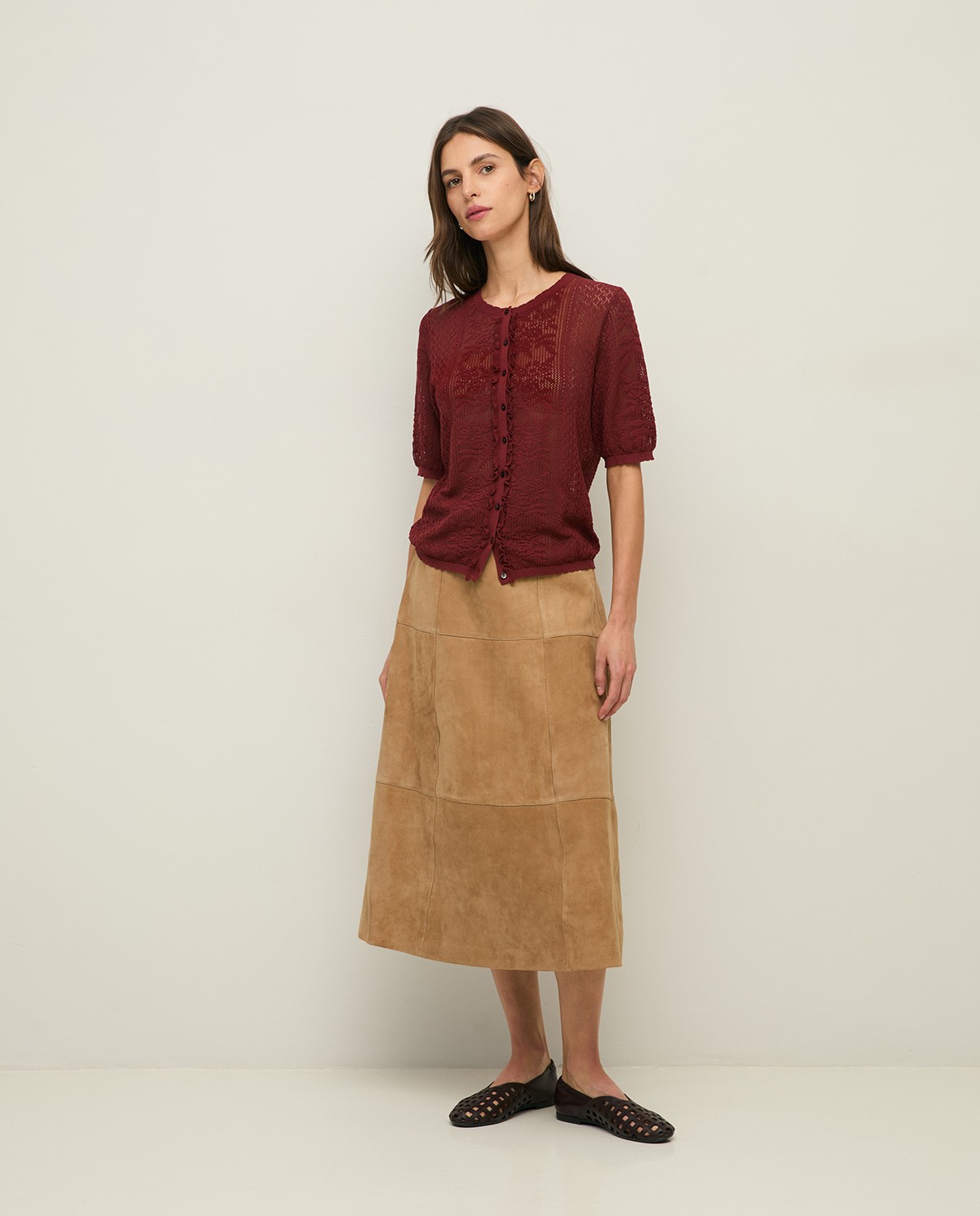 Falda recta piel ante en color camel, vista frontal con detalle del tejido 7