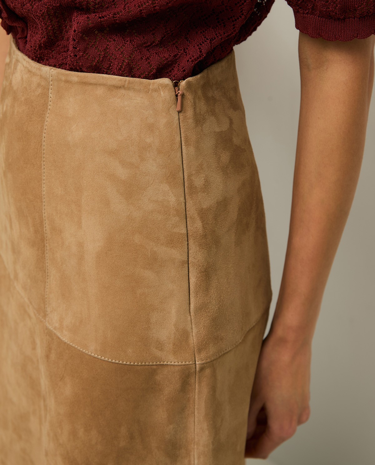 Falda recta piel ante en color camel, vista frontal con detalle del tejido 6