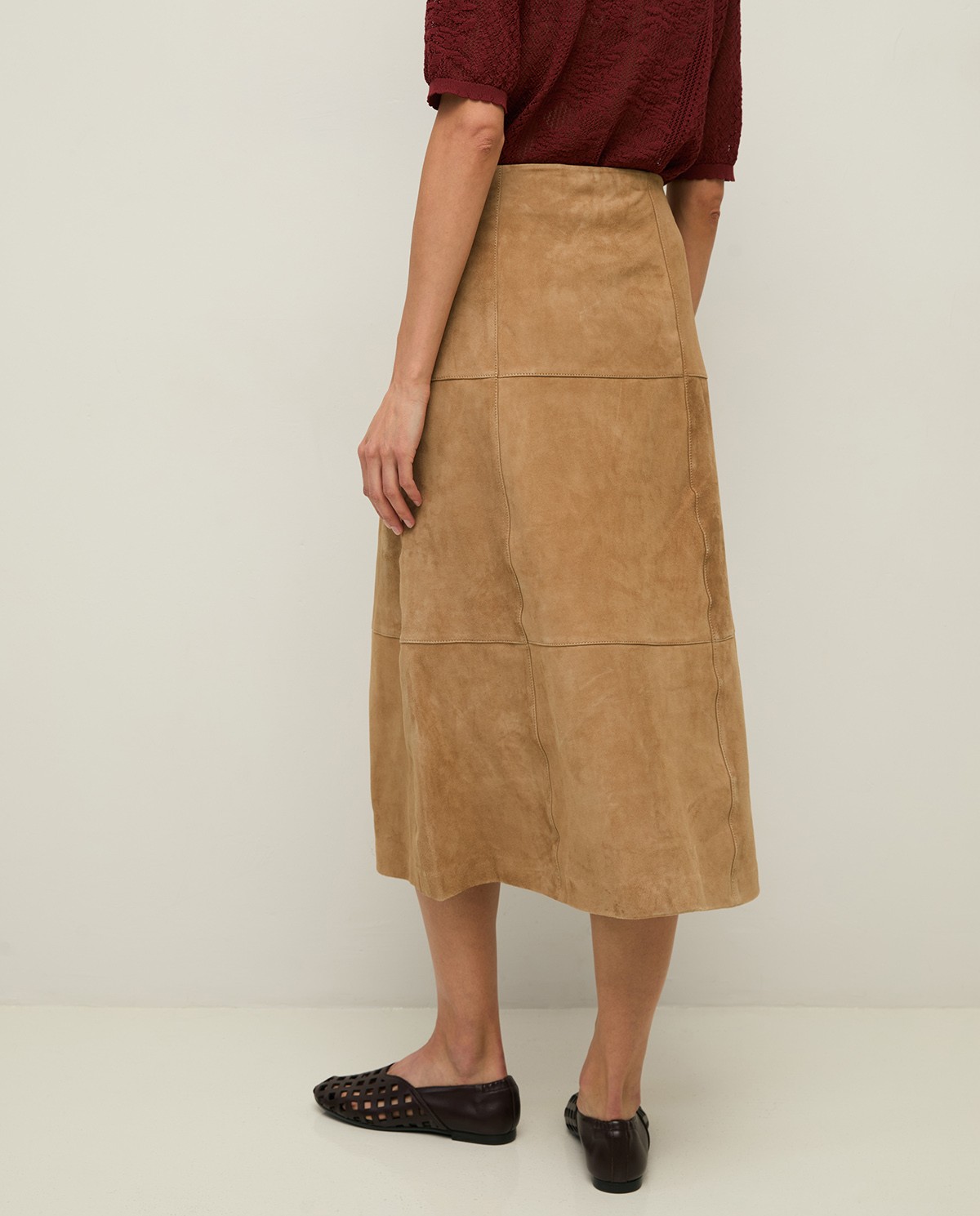 Falda recta piel ante en color camel, vista frontal con detalle del tejido 8