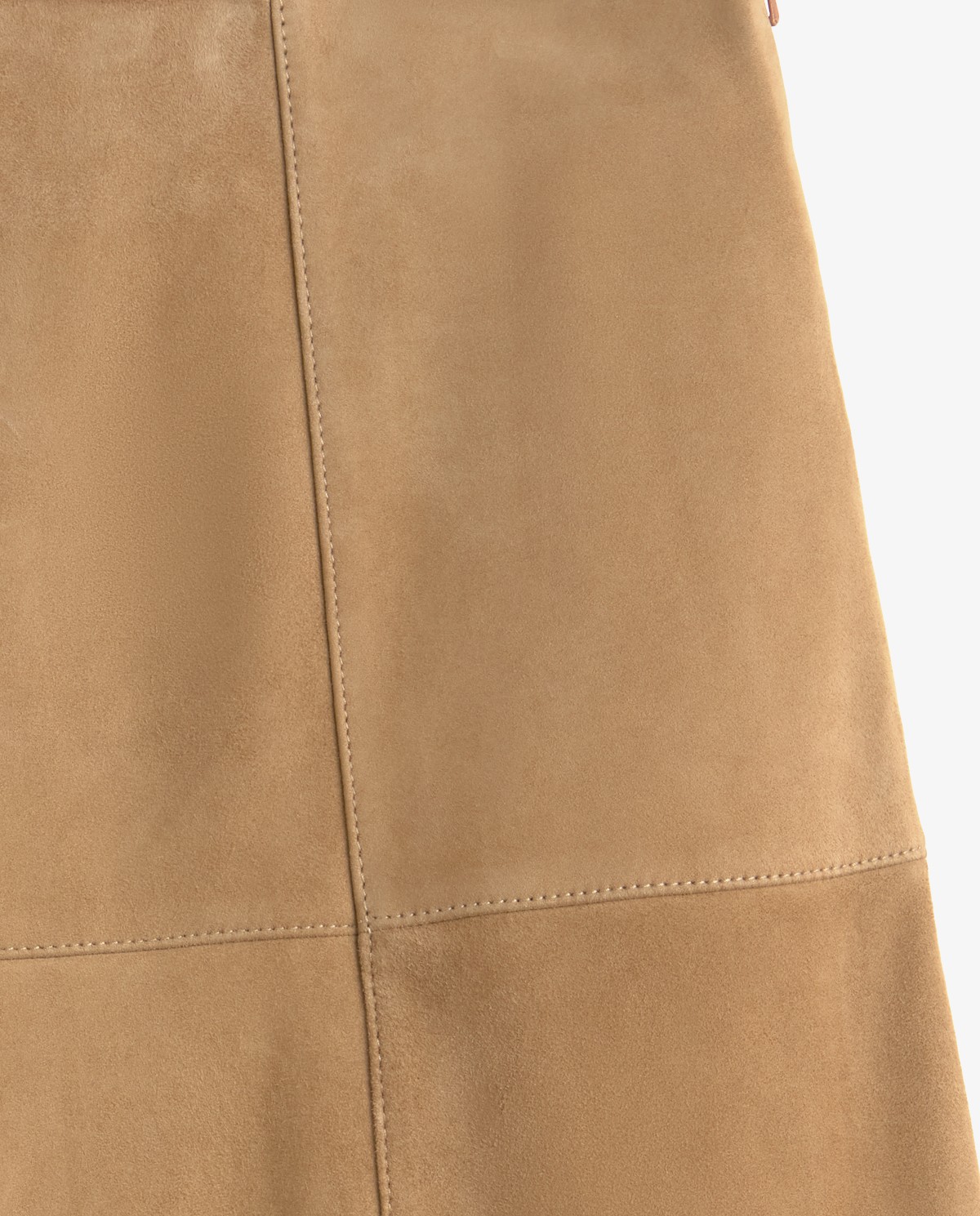 Falda recta piel ante en color camel, vista frontal con detalle del tejido 10