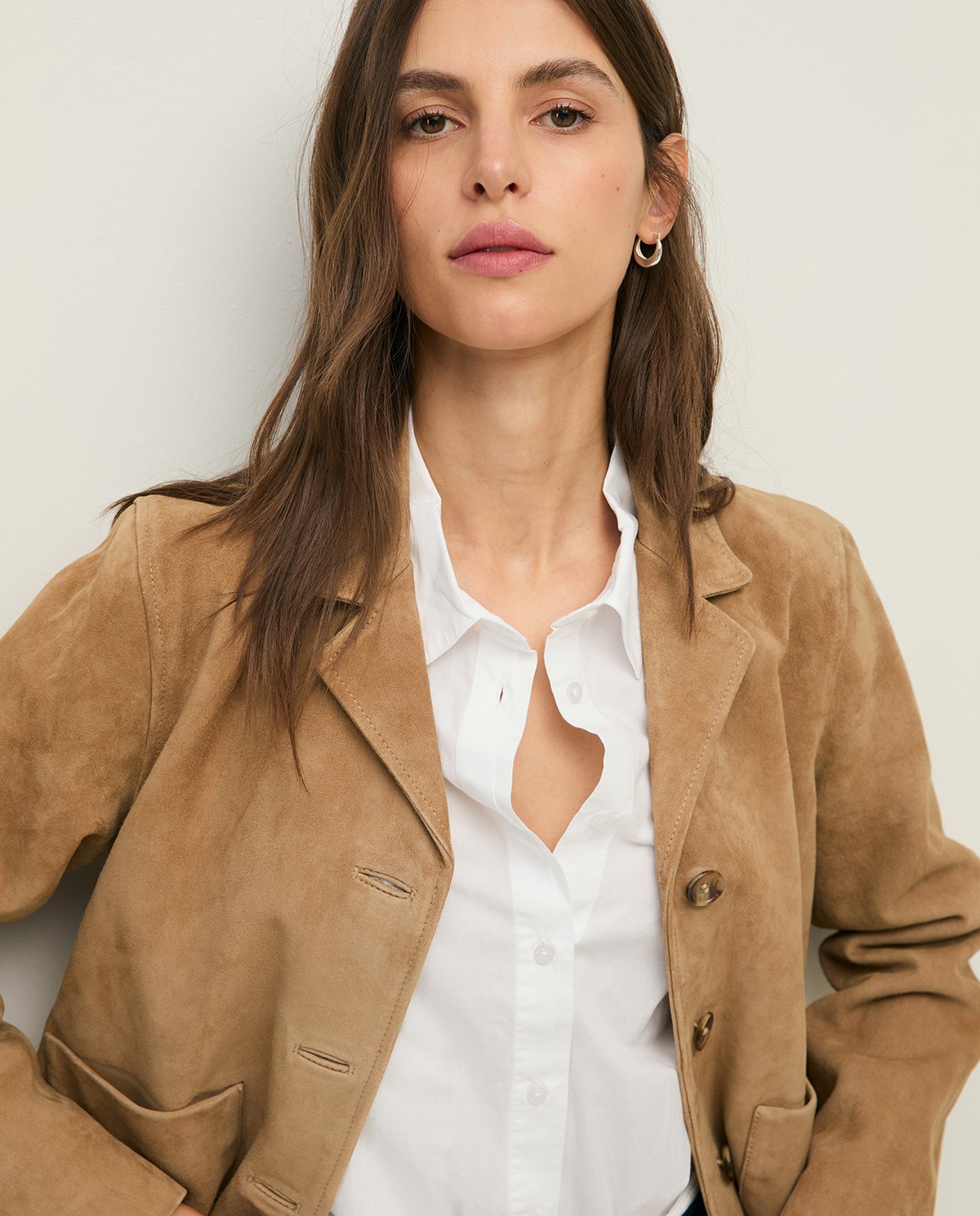 Chaqueta de ante cuello solapa en color camel, vista frontal con detalle del tejido 2