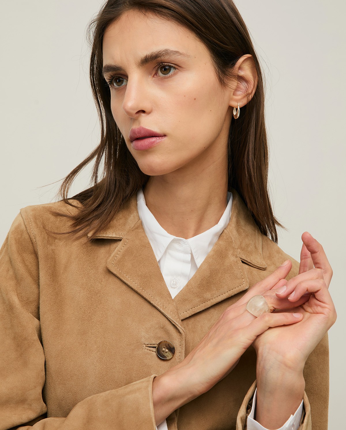 Chaqueta de ante cuello solapa en color camel, vista frontal con detalle del tejido 7