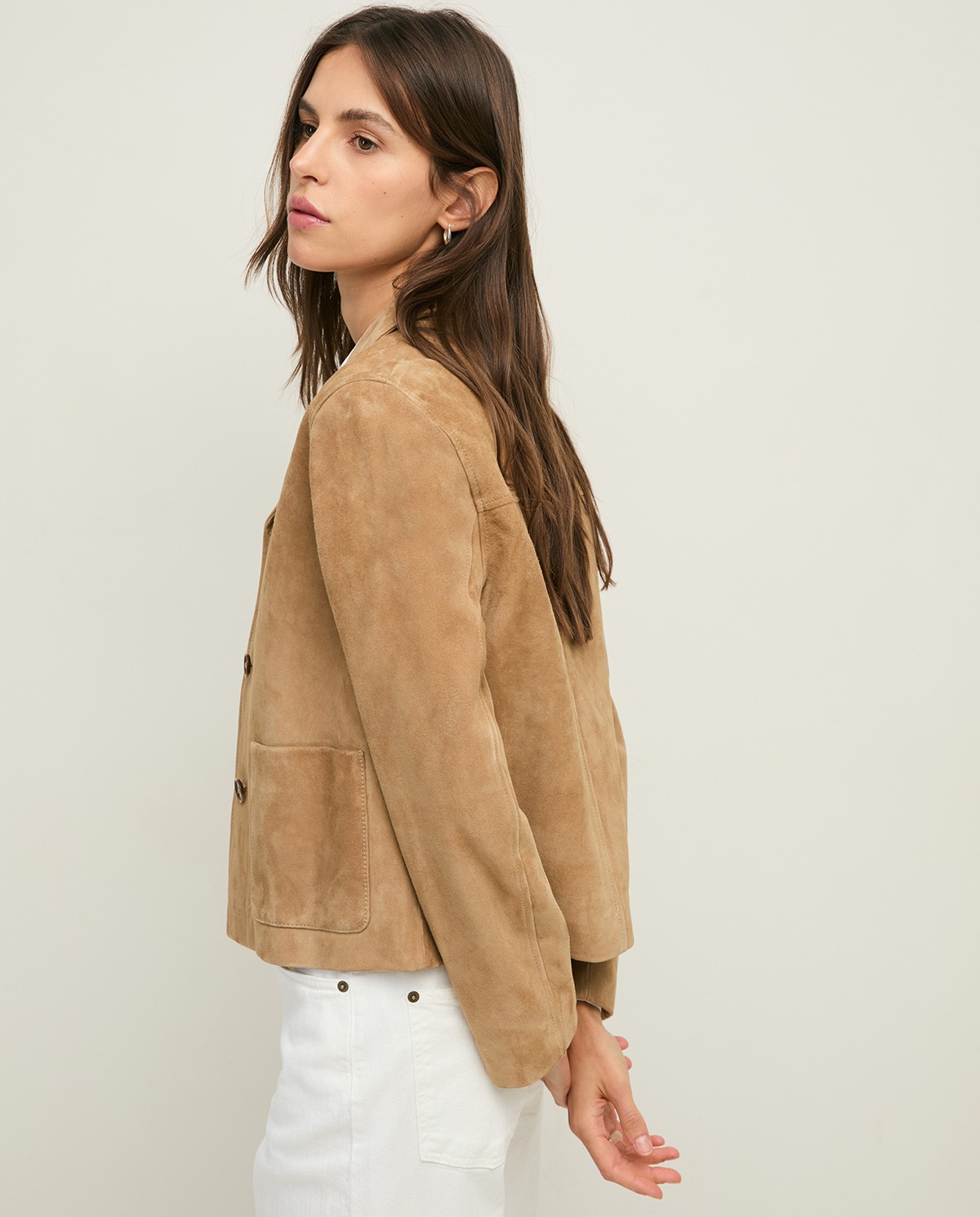 Chaqueta de ante cuello solapa en color camel, vista frontal con detalle del tejido 6