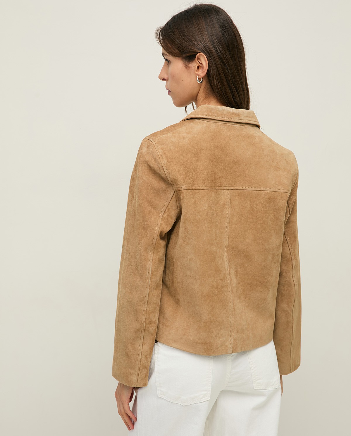 Chaqueta de ante cuello solapa en color camel, vista frontal con detalle del tejido 8