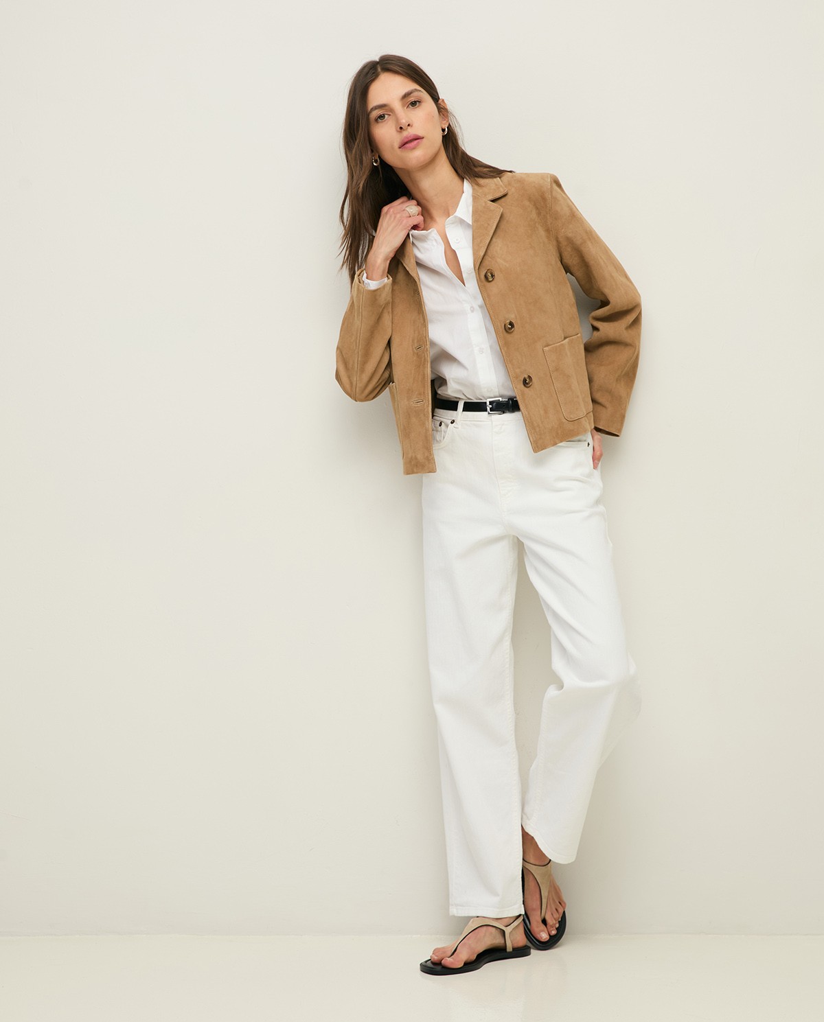 Chaqueta de ante cuello solapa en color camel, vista frontal con detalle del tejido 9