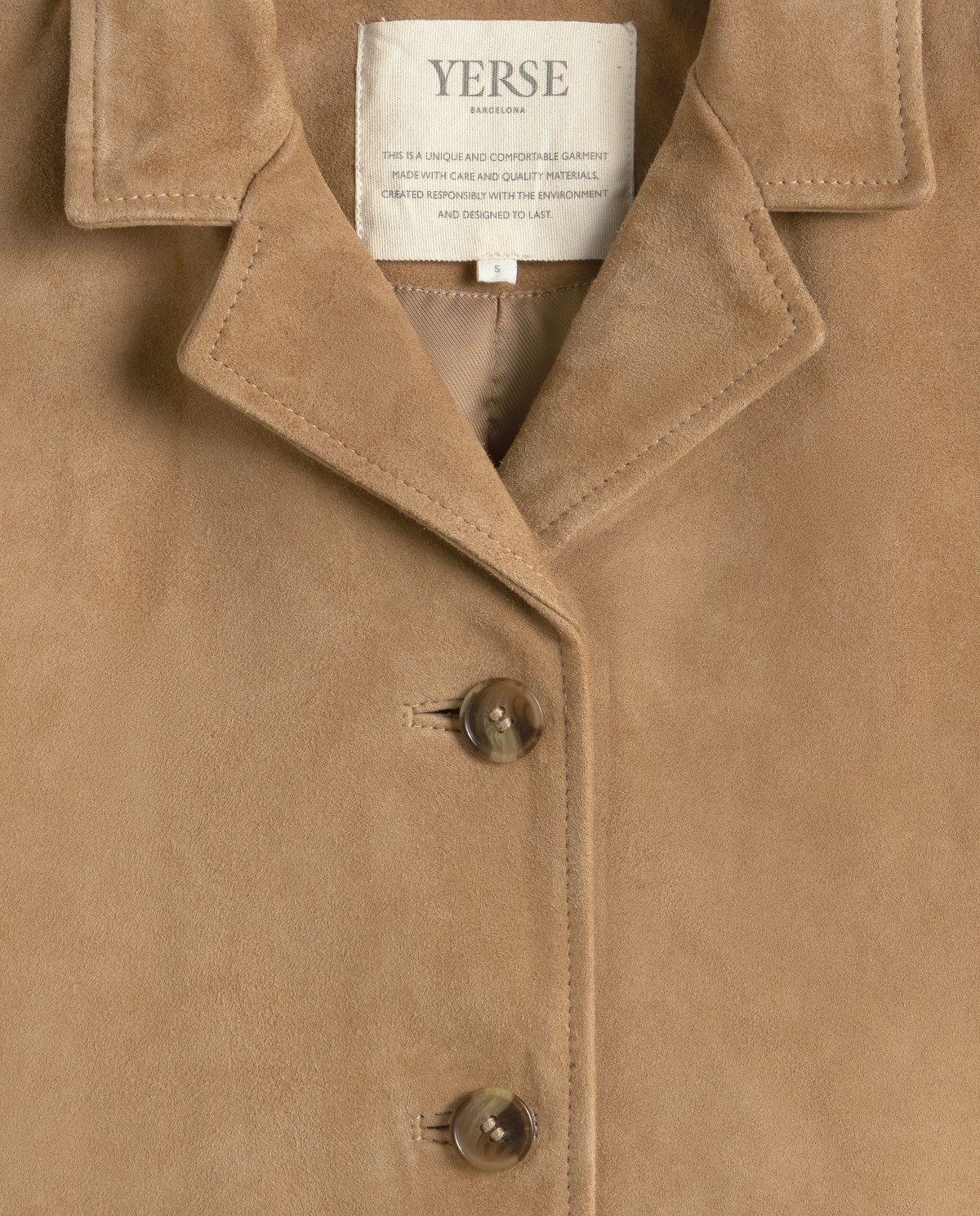 Chaqueta de ante cuello solapa en color camel, vista frontal con detalle del tejido 9