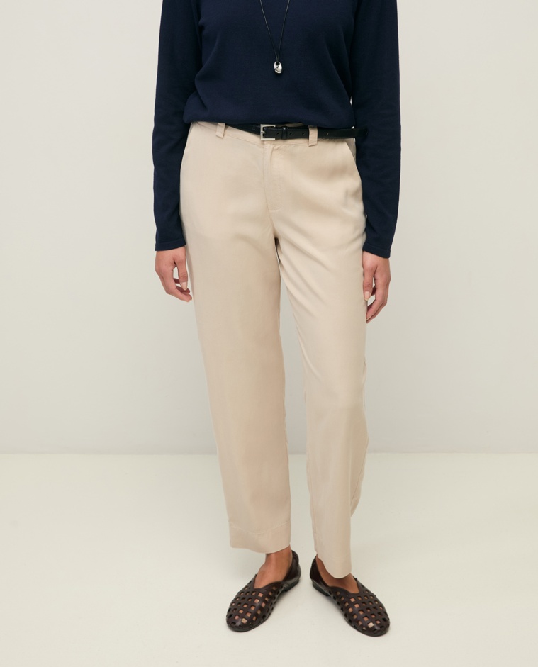Pantalón recto tencel 100% en color gris claro, vista frontal con detalle del tejido