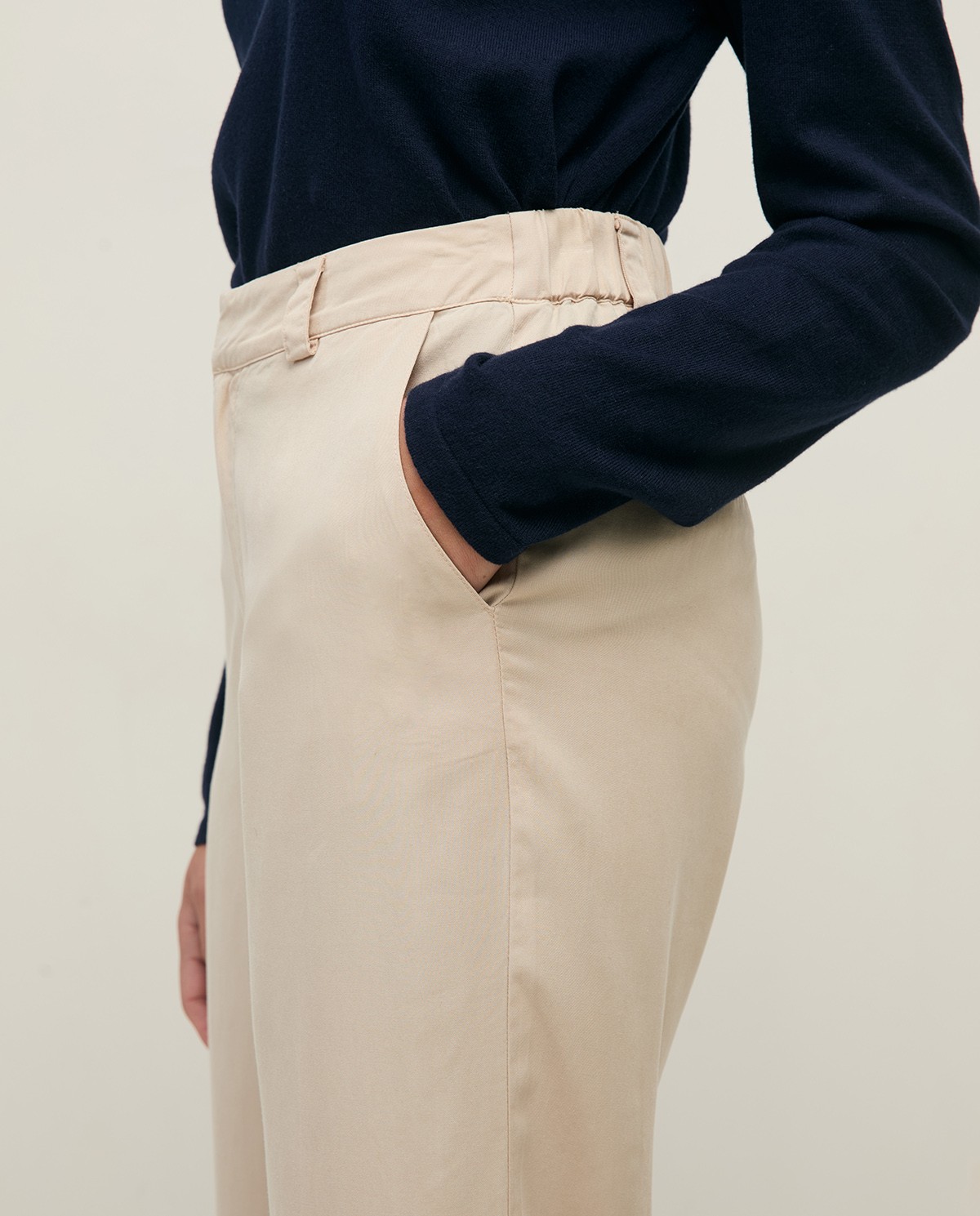 Pantalón recto tencel 100% en color gris claro, vista frontal con detalle del tejido 4