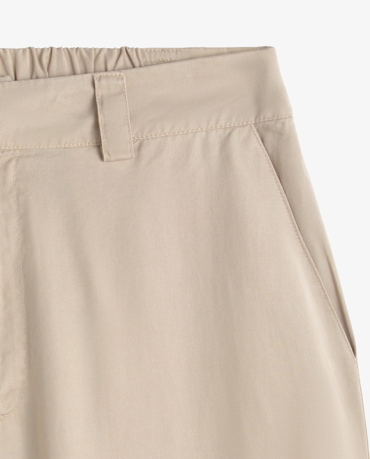 Pantalón recto tencel 100% en color gris claro, vista frontal con detalle del tejido 7