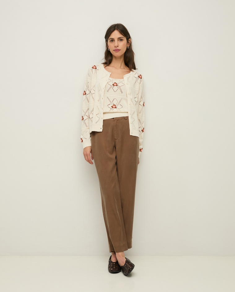 Pantalón recto tencel 100% en color caqui, vista frontal con detalle del tejido