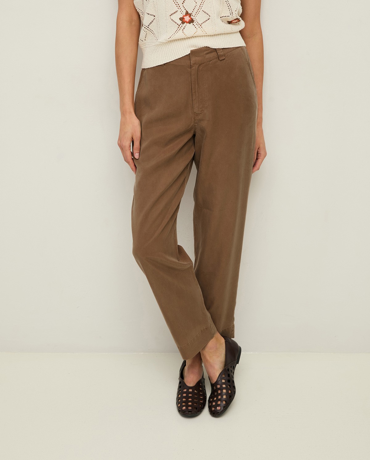 Pantalón recto tencel 100% en color caqui, vista frontal con detalle del tejido 1