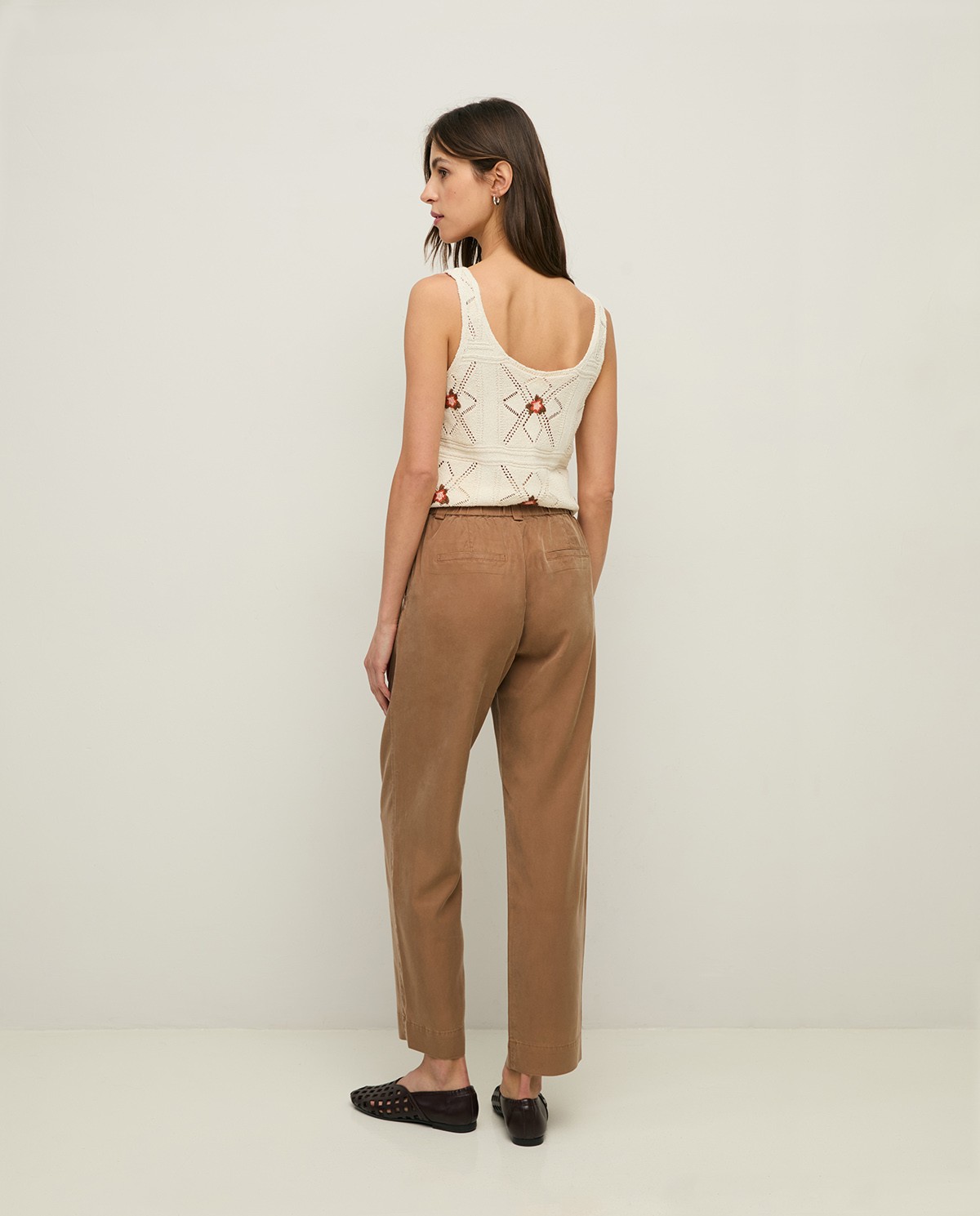 Pantalón recto tencel 100% en color caqui, vista frontal con detalle del tejido 3