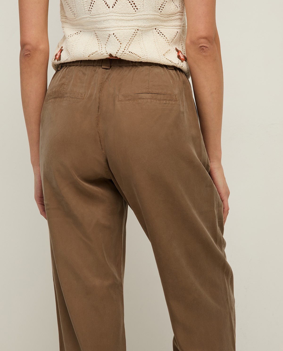 Pantalón recto tencel 100% en color caqui, vista frontal con detalle del tejido 4