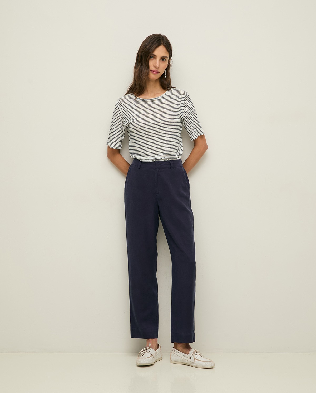 Pantalón recto tencel 100% en color azul oscuro, vista frontal con detalle del tejido 2