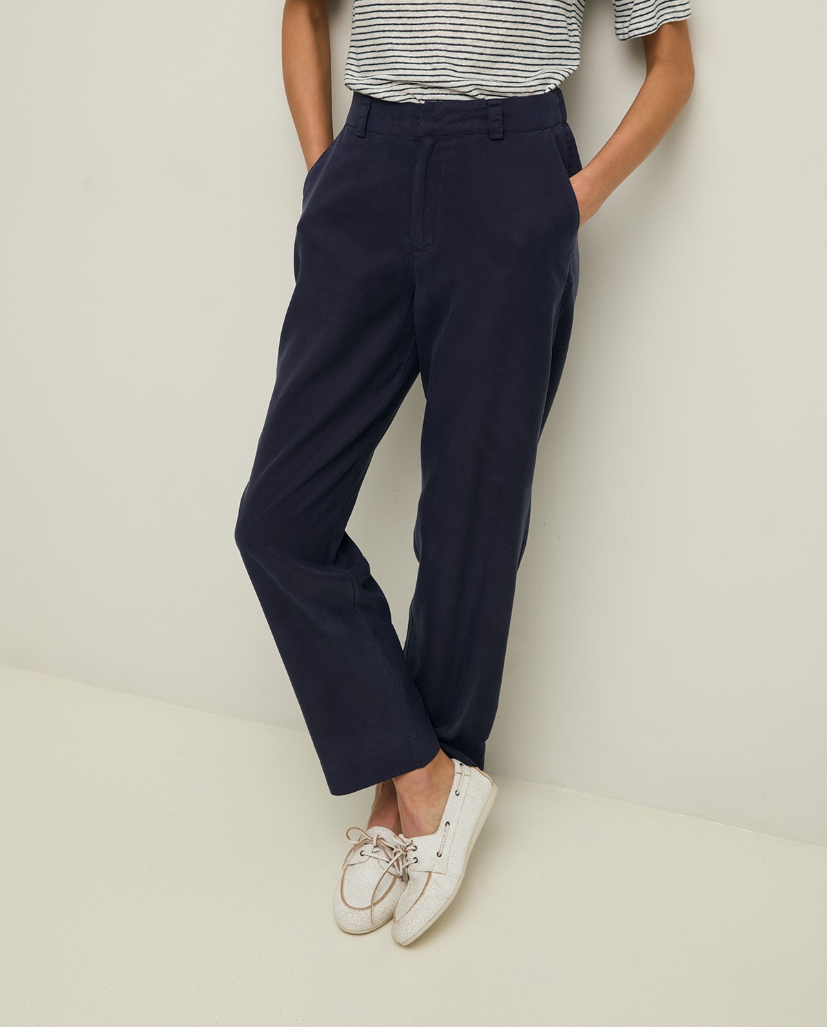 Pantalón recto tencel 100% en color azul oscuro, vista frontal con detalle del tejido