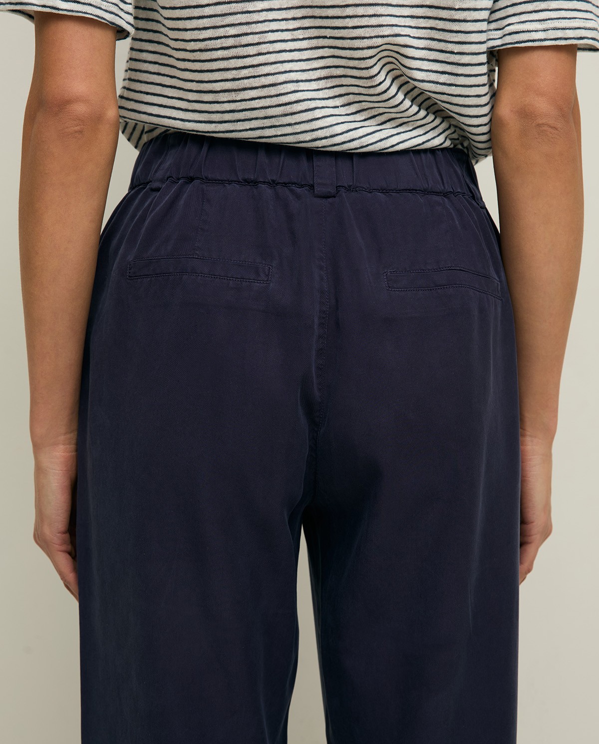 Pantalón recto tencel 100% en color azul oscuro, vista frontal con detalle del tejido 4