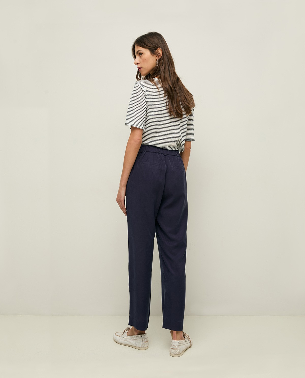 Pantalón recto tencel 100% en color azul oscuro, vista frontal con detalle del tejido 5