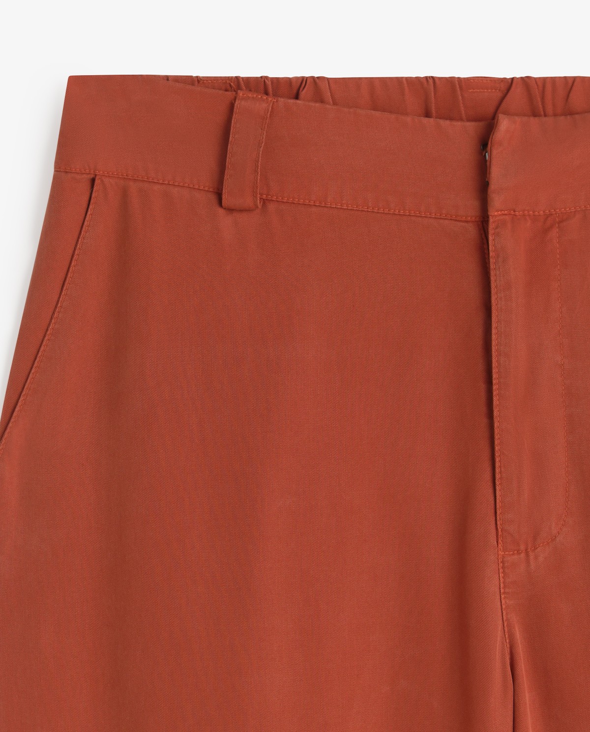 Pantalón recto tencel 100% en color burdeos, vista frontal con detalle del tejido 7