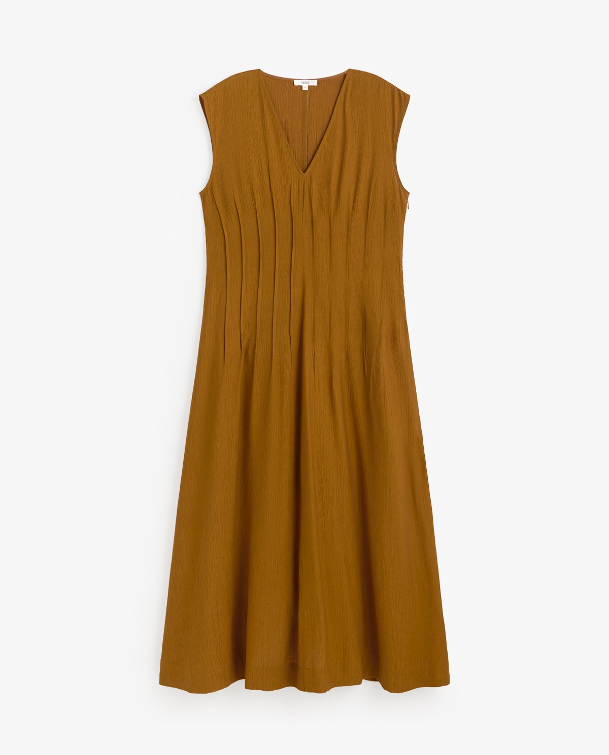 Vestido largo plisado en color mostaza , vista frontal con detalle del tejido 7