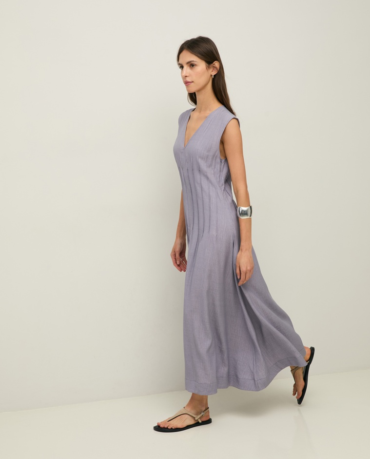 Vestido largo plisado en color malva, vista frontal con detalle del tejido