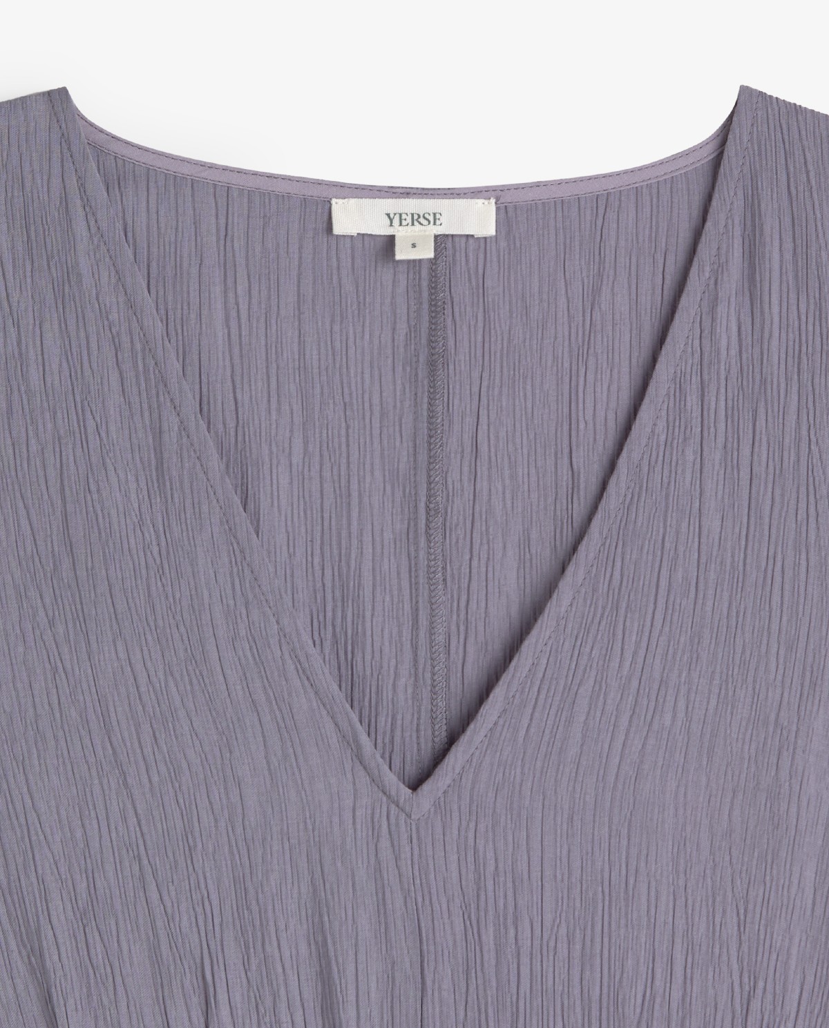 Vestido largo plisado en color malva, vista frontal con detalle del tejido 7