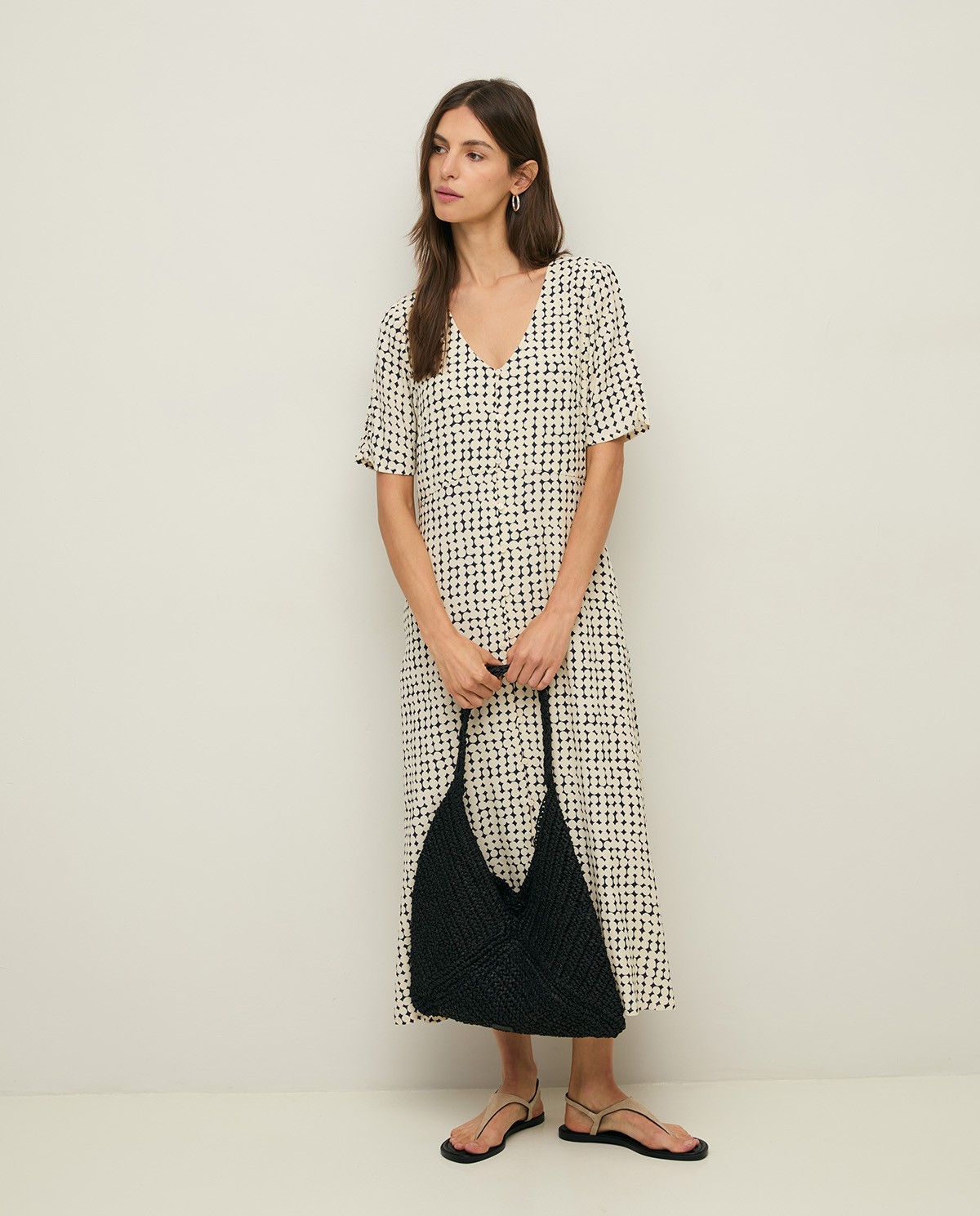 Vestido midi fluido estampado geométrico en color azul oscuro, vista frontal con detalle del tejido 1