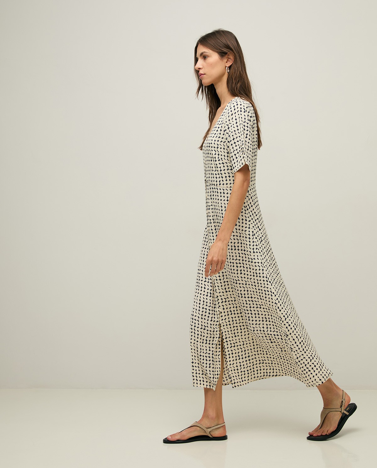 Vestido midi fluido estampado geométrico en color azul oscuro, vista frontal con detalle del tejido