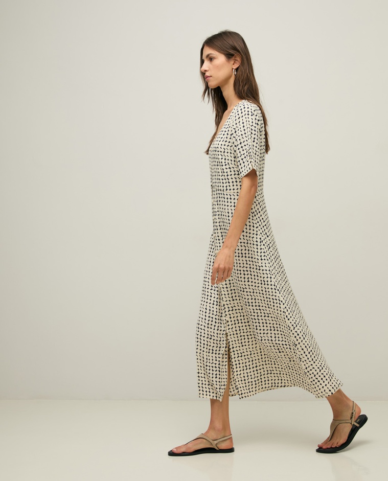 Vestido midi fluido estampado geométrico en color azul oscuro, vista frontal con detalle del tejido