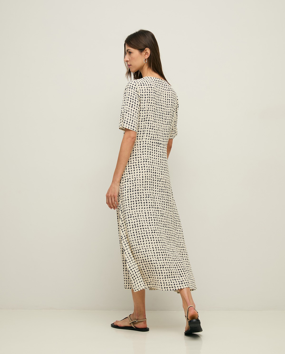 Vestido midi fluido estampado geométrico en color azul oscuro, vista frontal con detalle del tejido 4