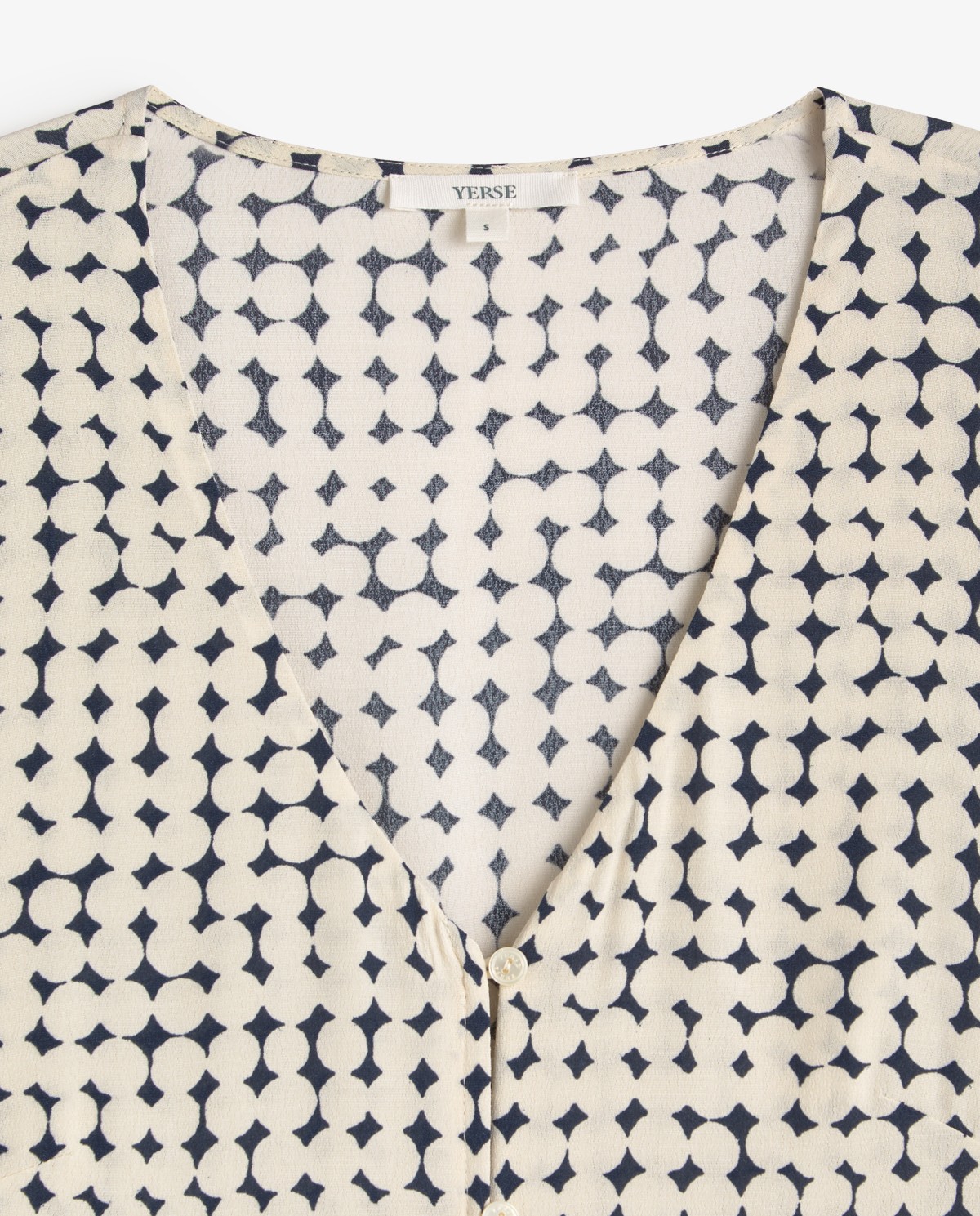 Vestido midi fluido estampado geométrico en color azul oscuro, vista frontal con detalle del tejido 7