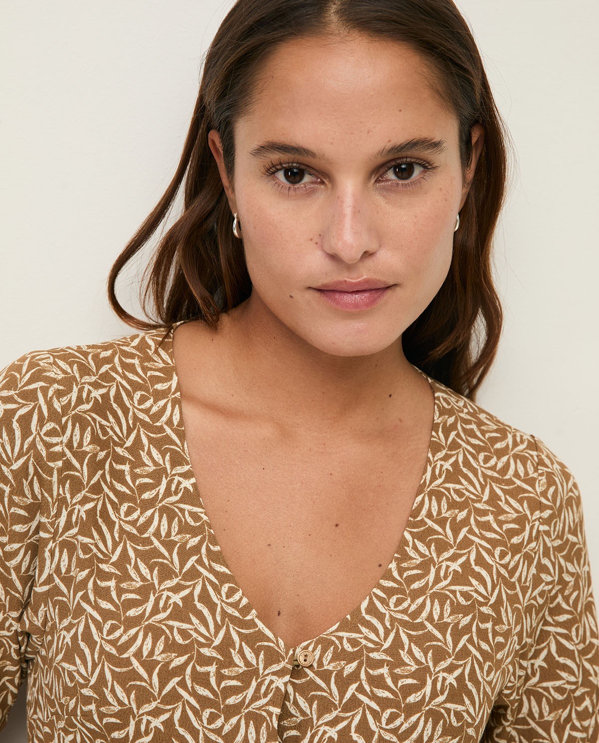 Vestido midi fluido flores en color caqui, vista frontal con detalle del tejido 1