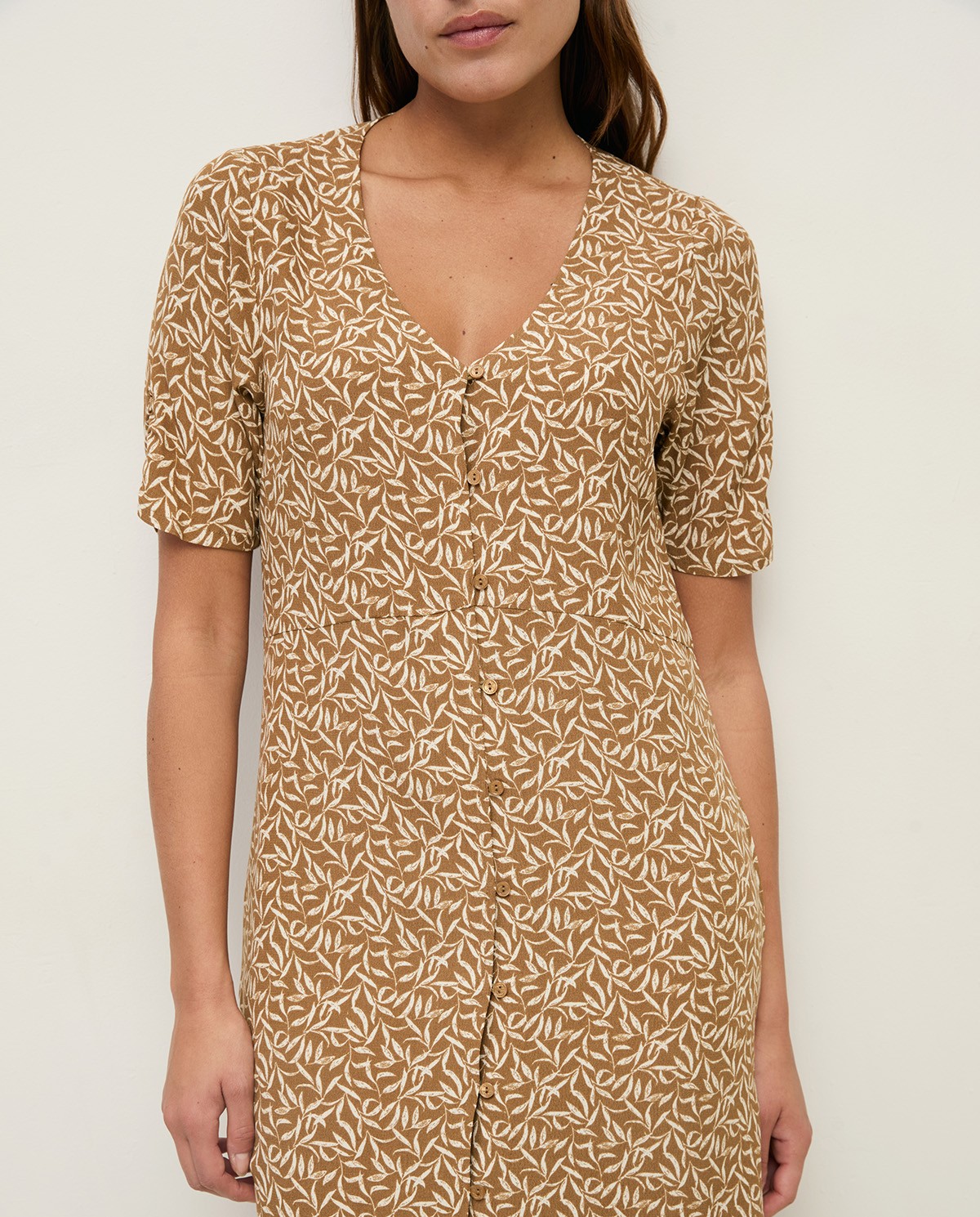 Vestido midi fluido flores en color caqui, vista frontal con detalle del tejido 2