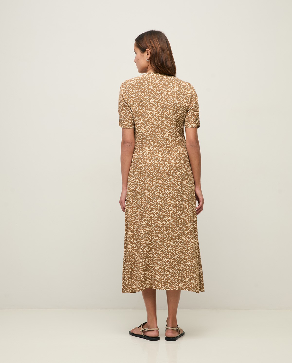 Vestido midi fluido flores en color caqui, vista frontal con detalle del tejido 5