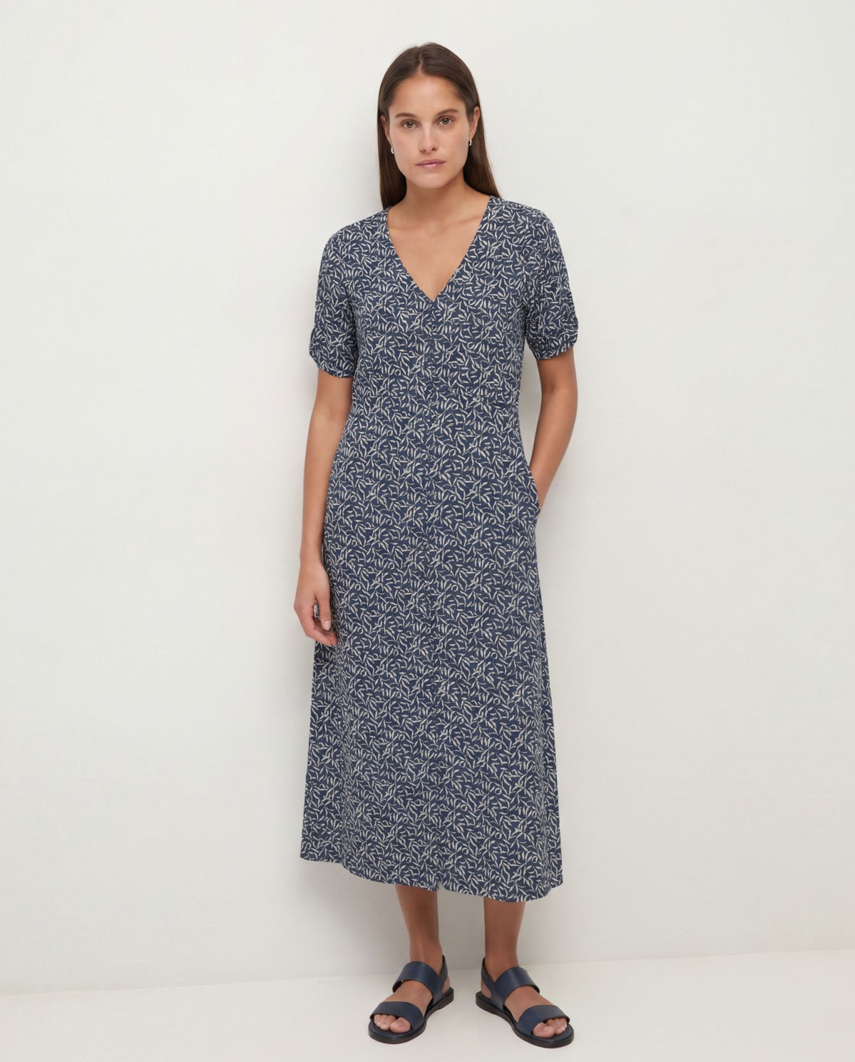Vestido midi fluido flores en color azul, vista frontal con detalle del tejido