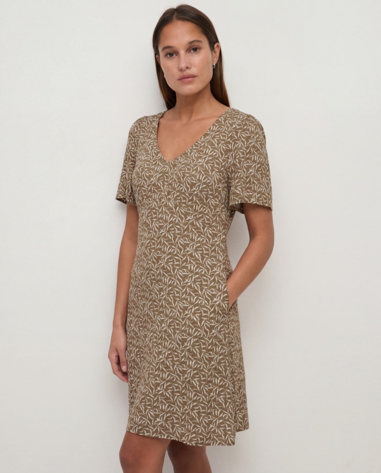Vestido midi fluido flores en color caqui, vista frontal con detalle del tejido
