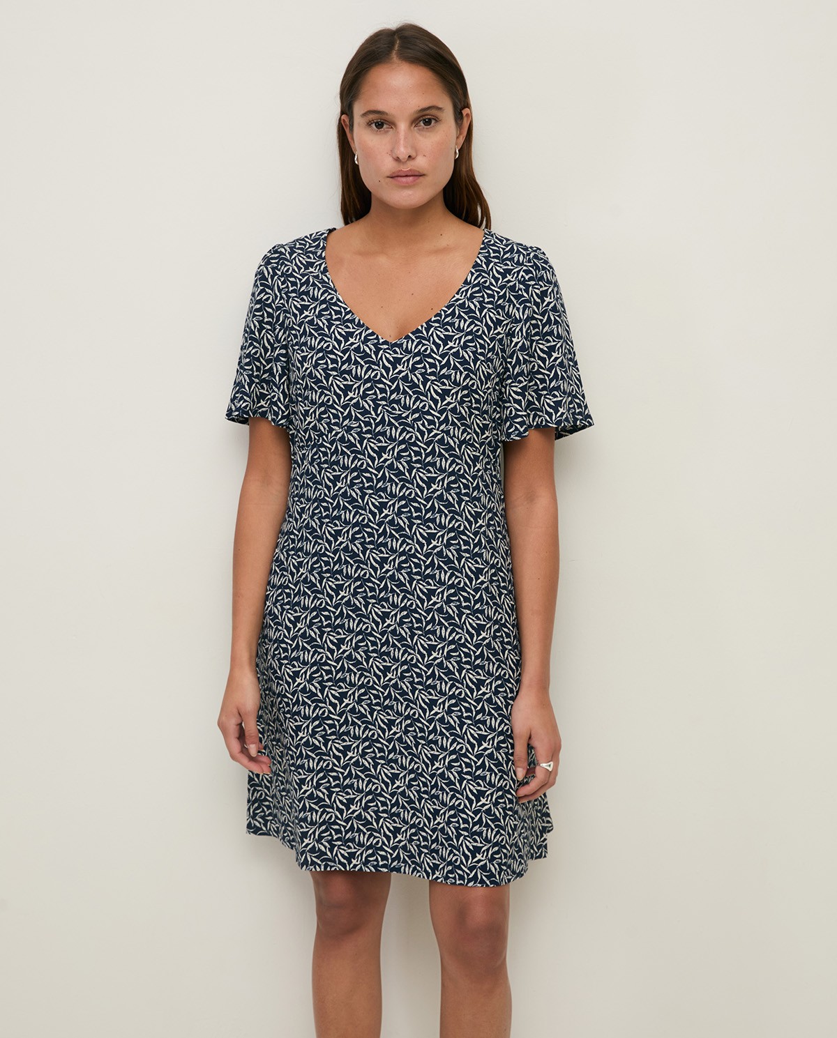 Vestido midi fluido flores en color azul oscuro, vista frontal con detalle del tejido