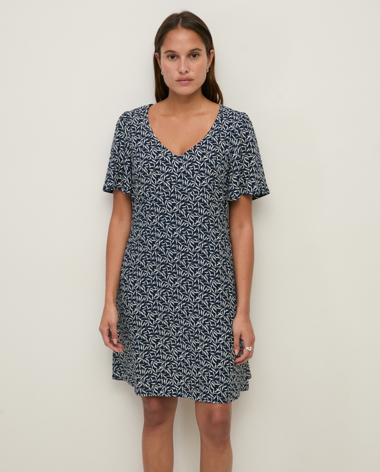 Vestido midi fluido flores en color azul oscuro, vista frontal con detalle del tejido