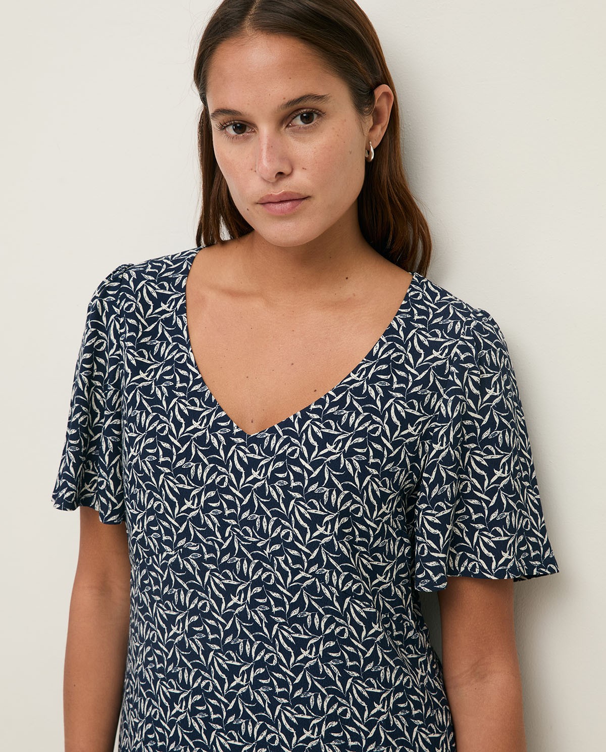 Vestido midi fluido flores en color azul oscuro, vista frontal con detalle del tejido 1